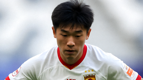 足球运动员在比赛中的专注表情与动作特写